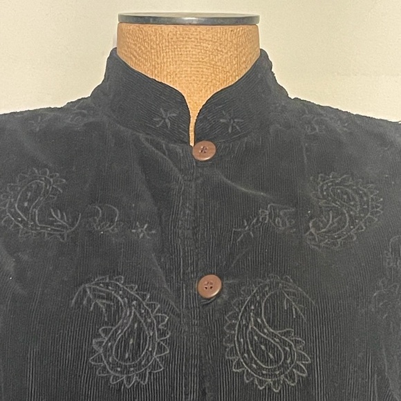 Eucalyptus women’s black quilted vest with design imprinted size small - Picture 3 of 6